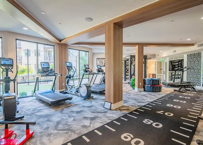 Spacious 2br Uptown Biltmore Gym Pool Parking Wd
