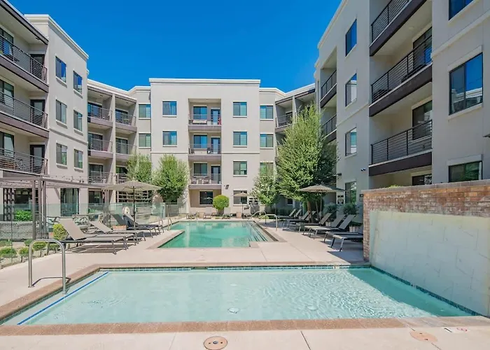 Spacious 2br Uptown Biltmore Gym Pool Parking Wd Apartament