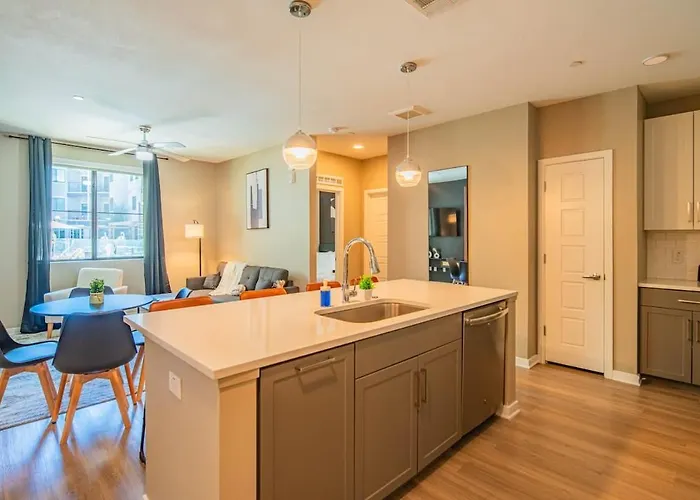 Spacious 2br Uptown Biltmore Gym Pool Parking Wd Apartament