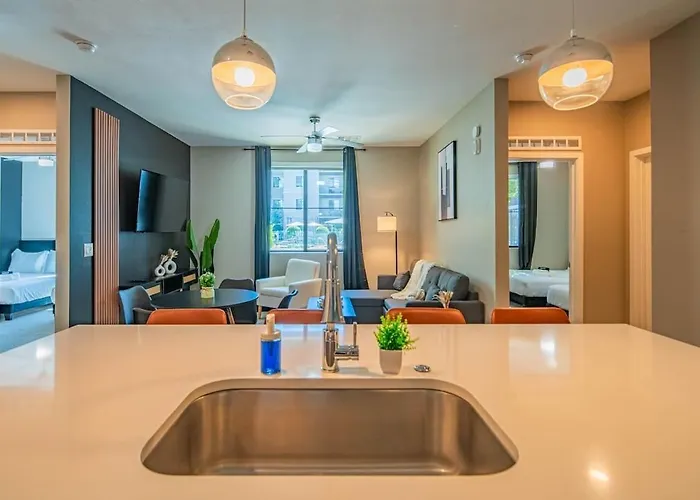 Apartment Spacious 2br Uptown Biltmore Gym Pool Parking Wd